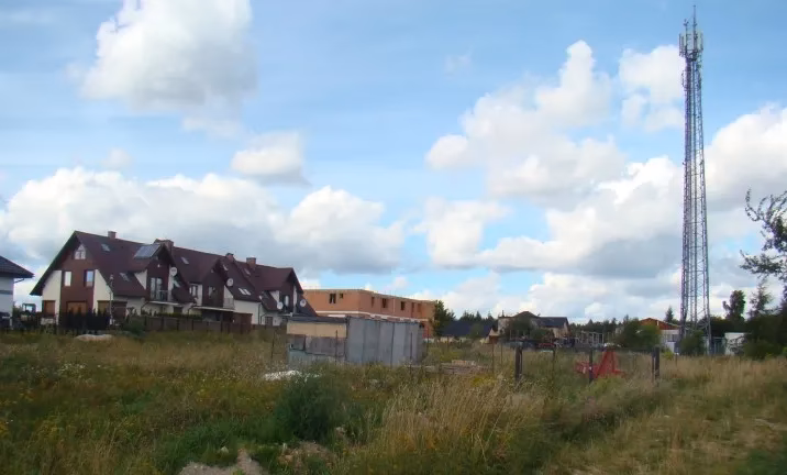 Jaka jest różnica między wieżą a masztem?