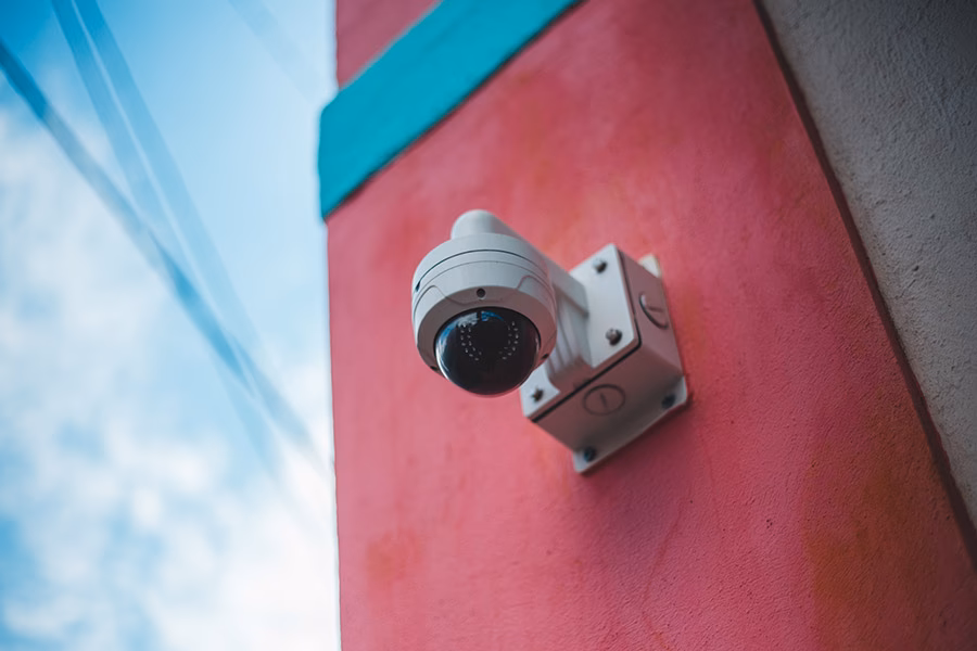 Czy właściciel może zamontować kamerę?