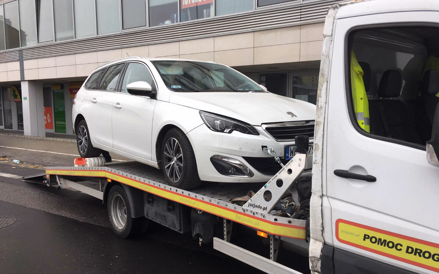 Kto może odholować samochód z terenu prywatnego?