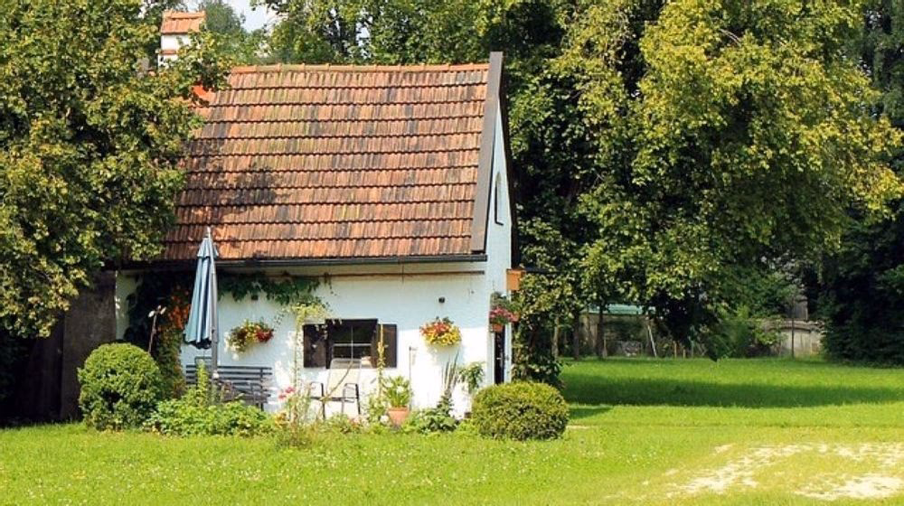 Czy wynajem domku letniskowego trzeba zgłosić do urzędu skarbowego?