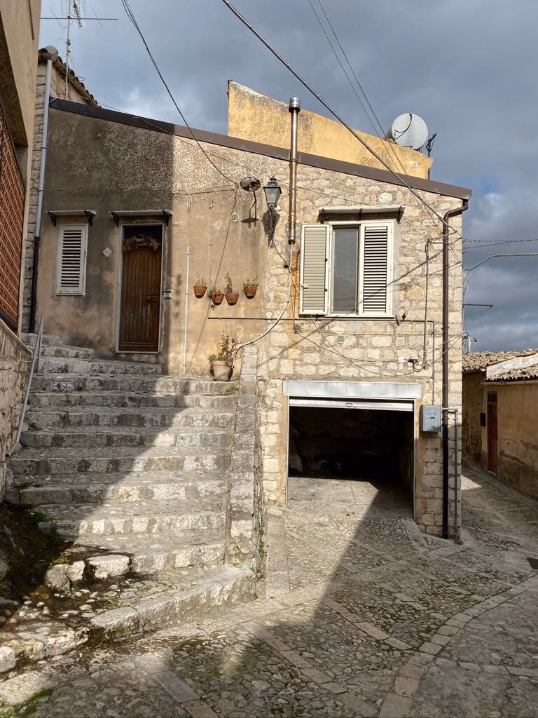 O co chodzi z domami za 1 euro?